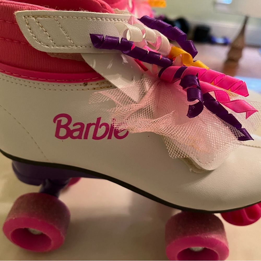 Barbie skates, vintage1990s, girls size 1.  Also available in girls size 2